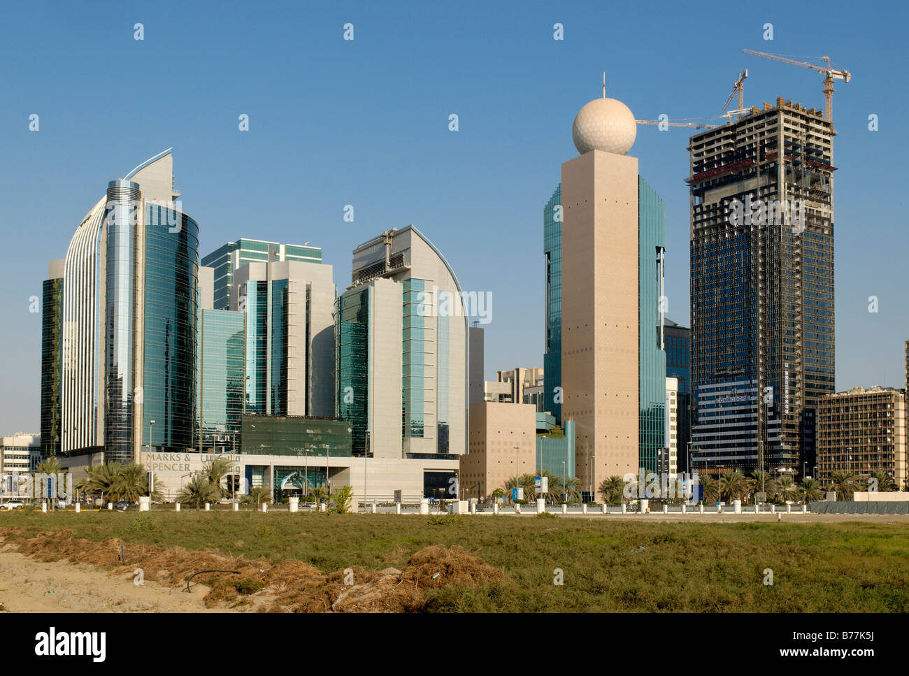 Mehrstöckige Gebäude im Stadtzentrum von Abu Dhabi, Emirat von Abu Dhabi, Vereinigte Arabische Emirate, Arabien, Orient Stockfoto