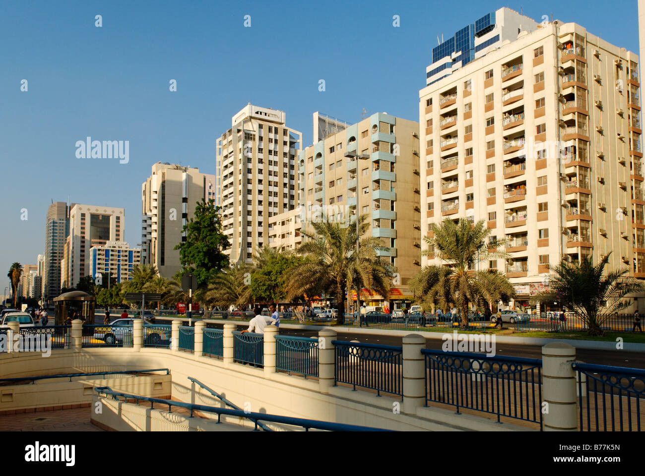 Mehrstöckige Gebäude im Stadtzentrum von Abu Dhabi, Emirat von Abu Dhabi, Vereinigte Arabische Emirate, Arabien, Orient Stockfoto