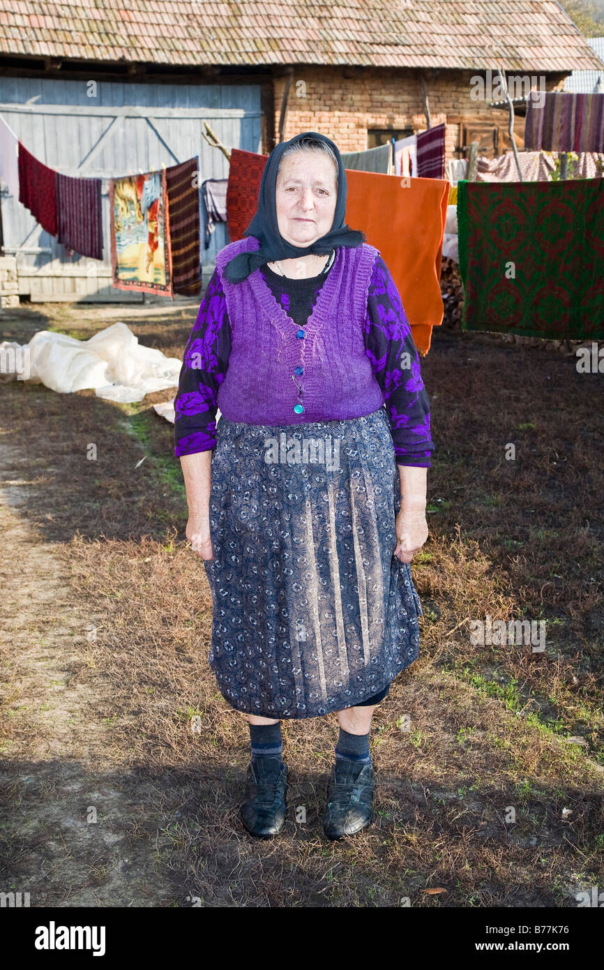 Porträt einer rumänischen Frau mit Kopftuch, Cernuc, Salaj, Siebenbürgen, Rumänien, Europa