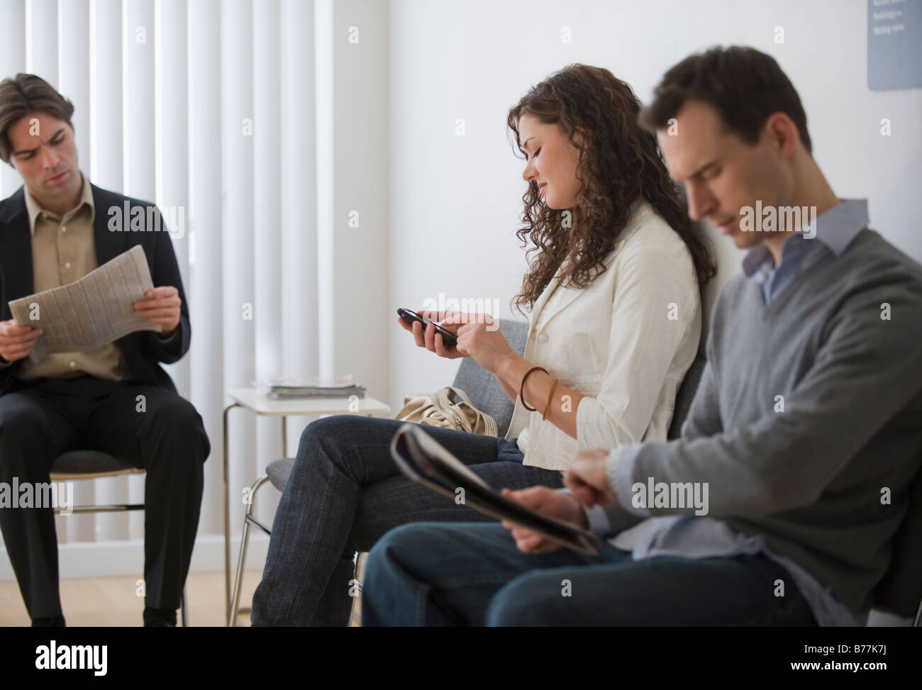 Patienten im Wartezimmer sitzen Stockfoto