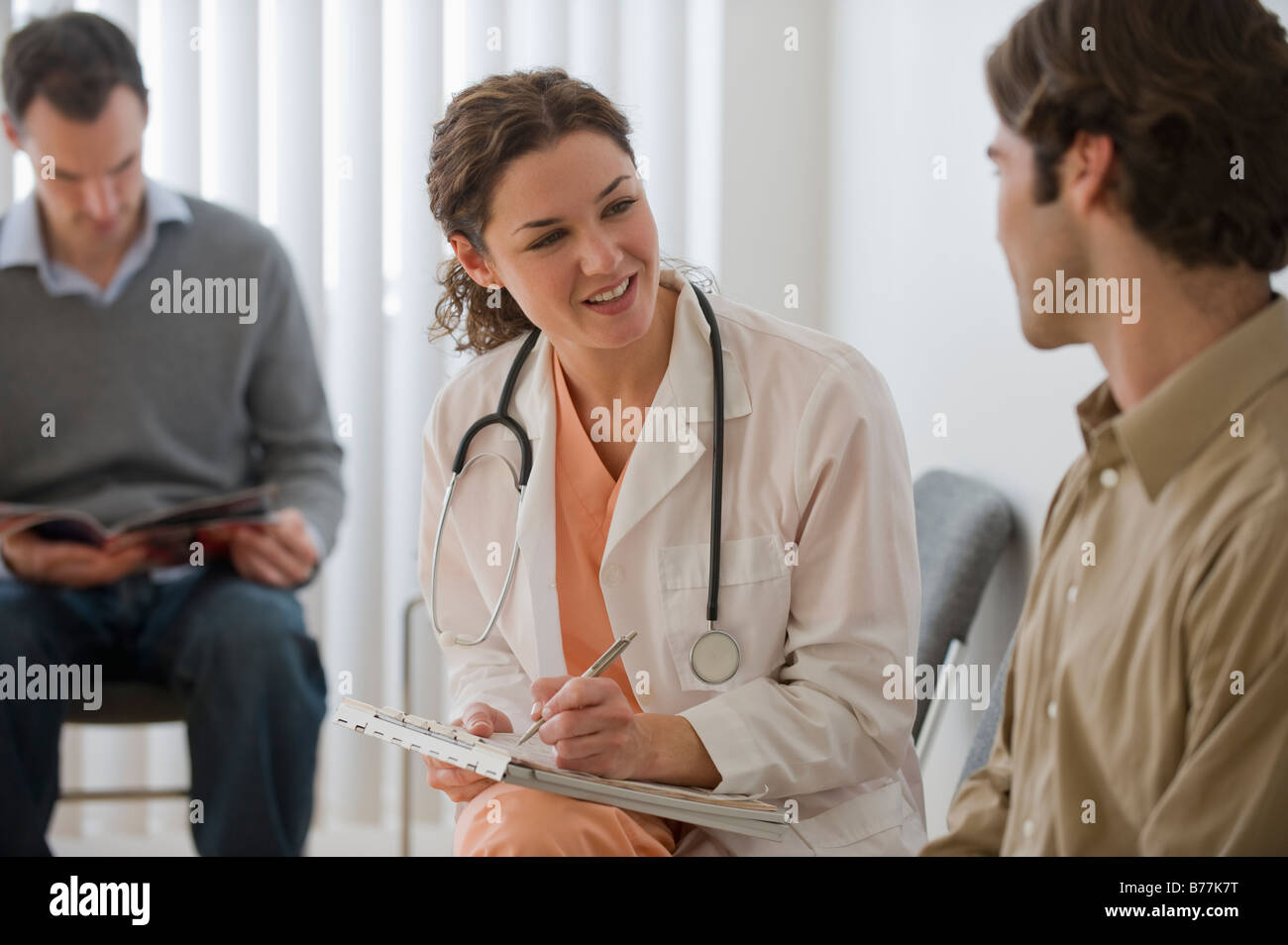 Ärztin Wartezimmer männlicher patient Stockfoto