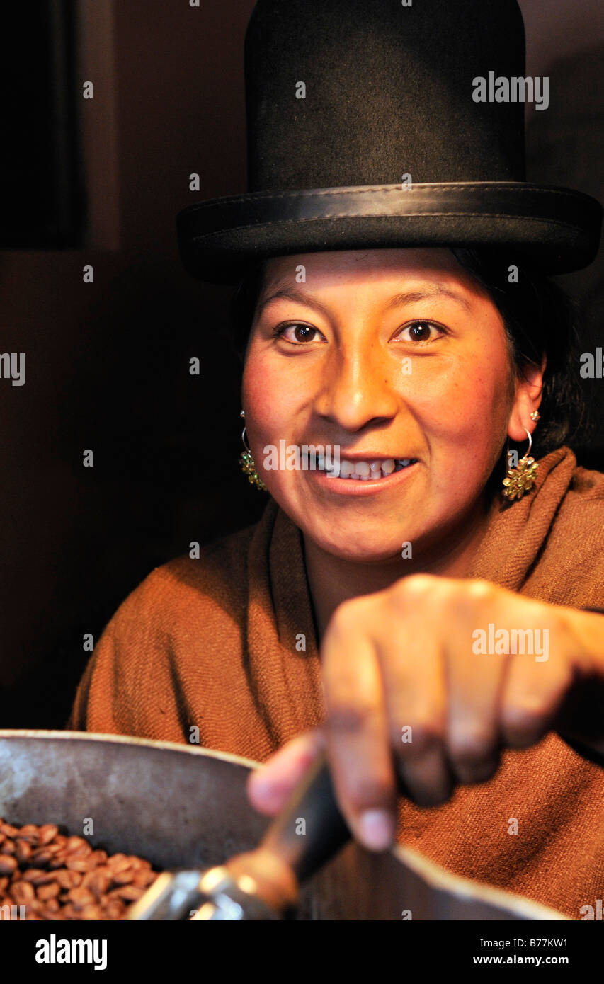 Porträt einer Kaffeerösterei in traditioneller Kleidung, Bolivien, Südamerika Stockfoto