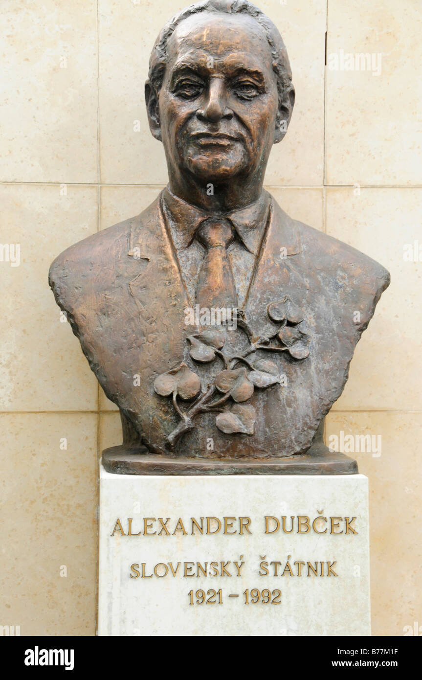 Denkmal für Alexander Dubcek, 1921-1992, vor Burg Bratislava oder Pressburger Burg Bratislavský Hrad, Bratislava, fo Stockfoto