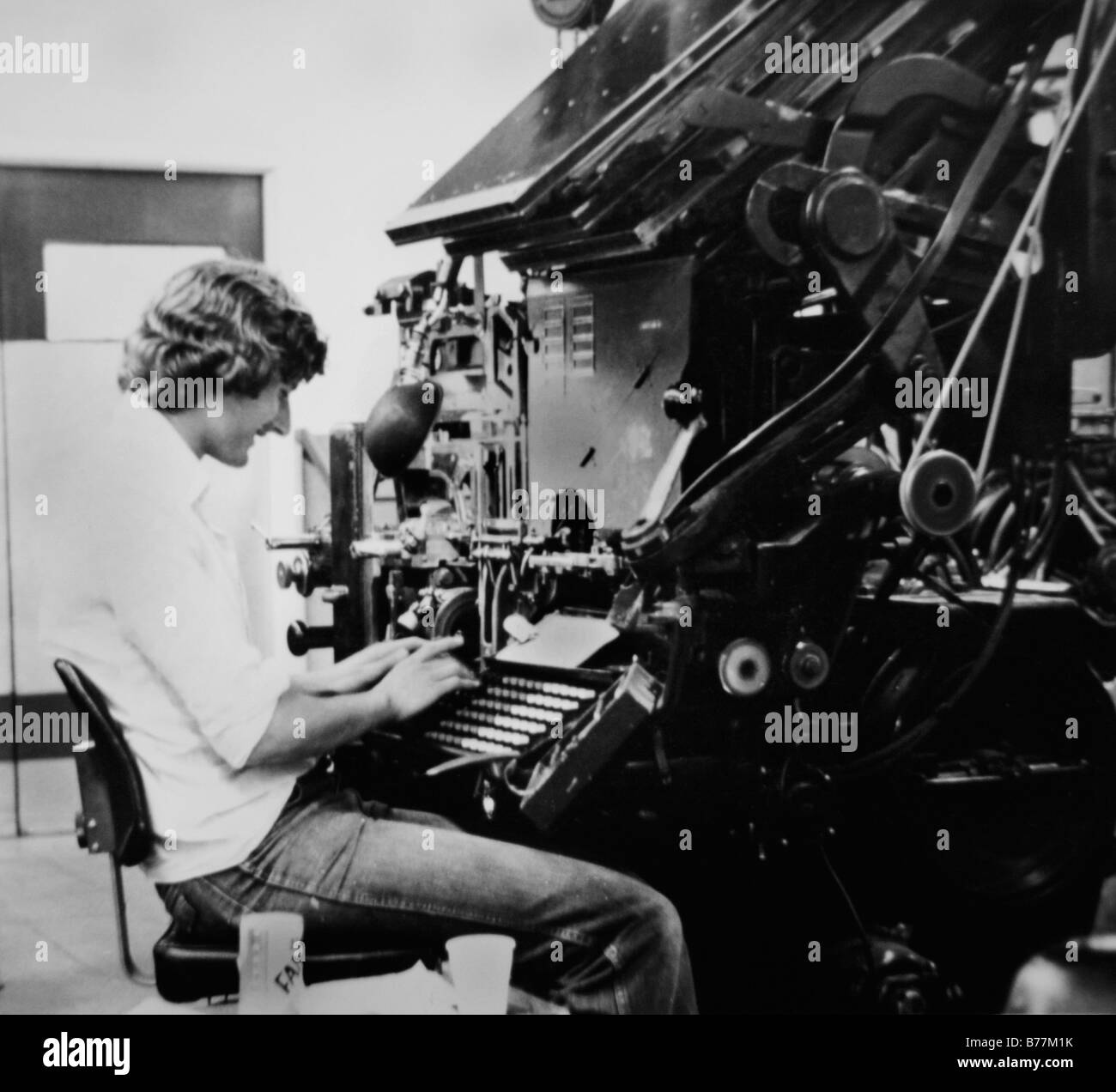 Ein Zeitung Linotype Operator setzt Typ im heißen Metall vor dem Beginn der Fotosatz. Stockfoto