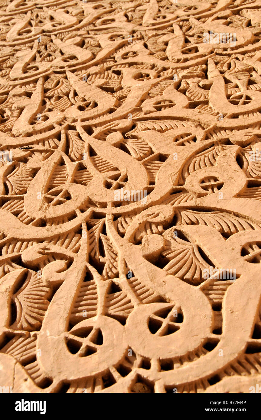 Ornamente auf dem Portal zum Innenhof von Ben Youssef Madrasah, Koran-Schule im Stadtteil Medina von Marrakesch, Stockfoto