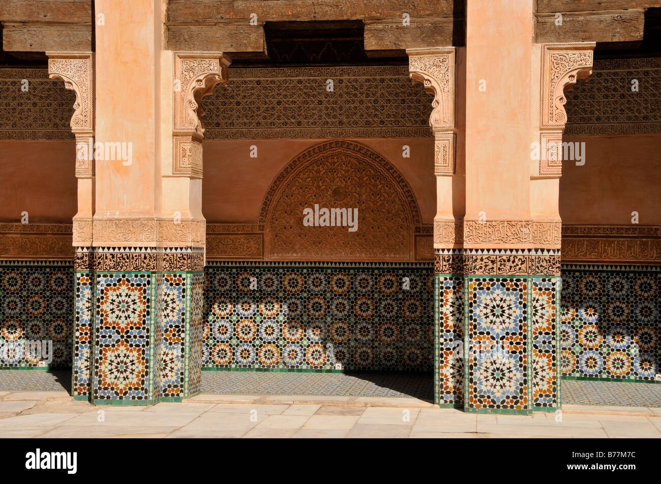 Wandmosaik im Innenhof von Ben Youssef Madrasah, Koran-Schule im Stadtteil Medina in Marrakesch, Marokko, Afr Stockfoto