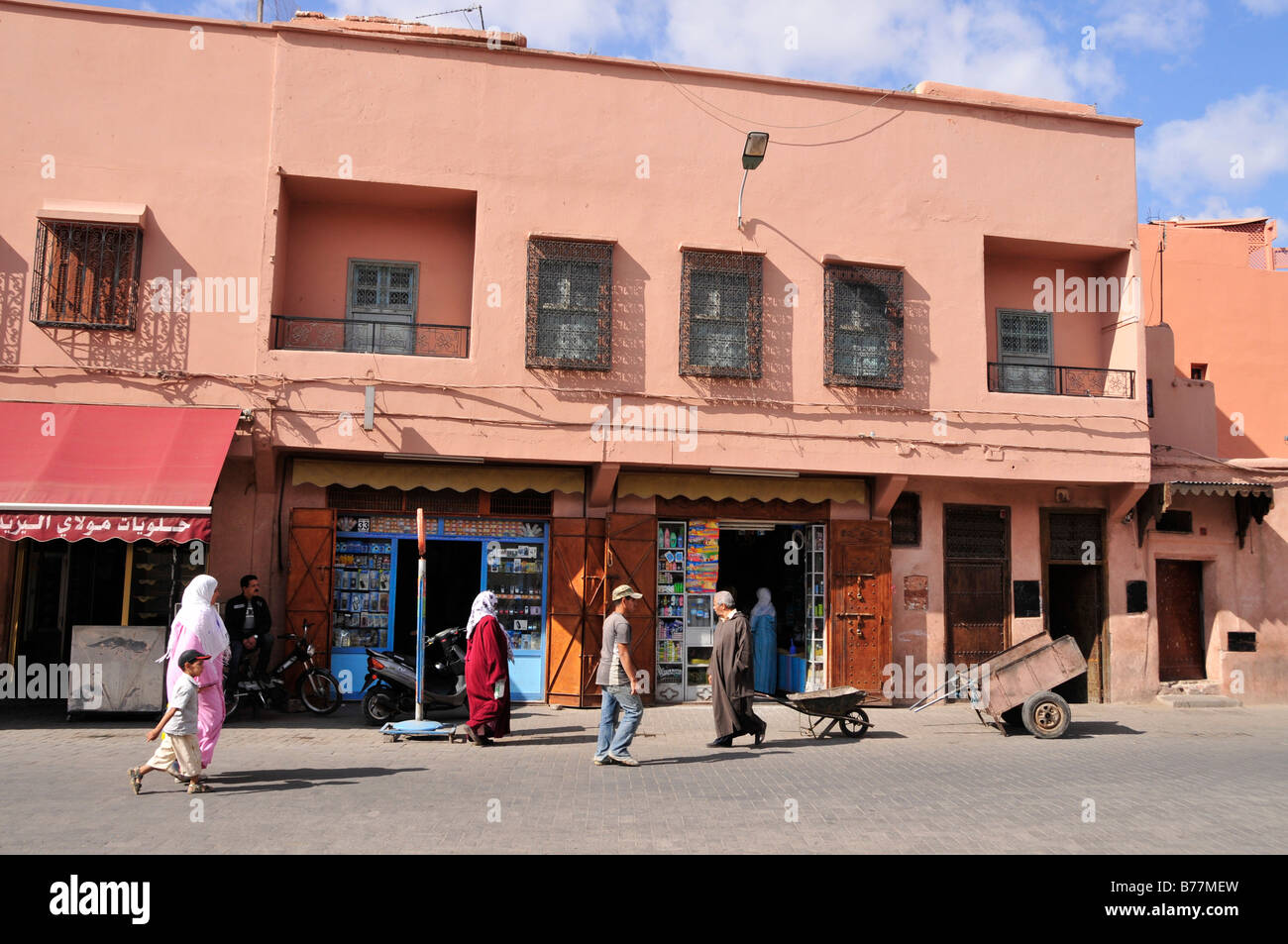 Straßenszene am Bab Agnaou, Marrakesch, Marokko, Afrika Stockfoto