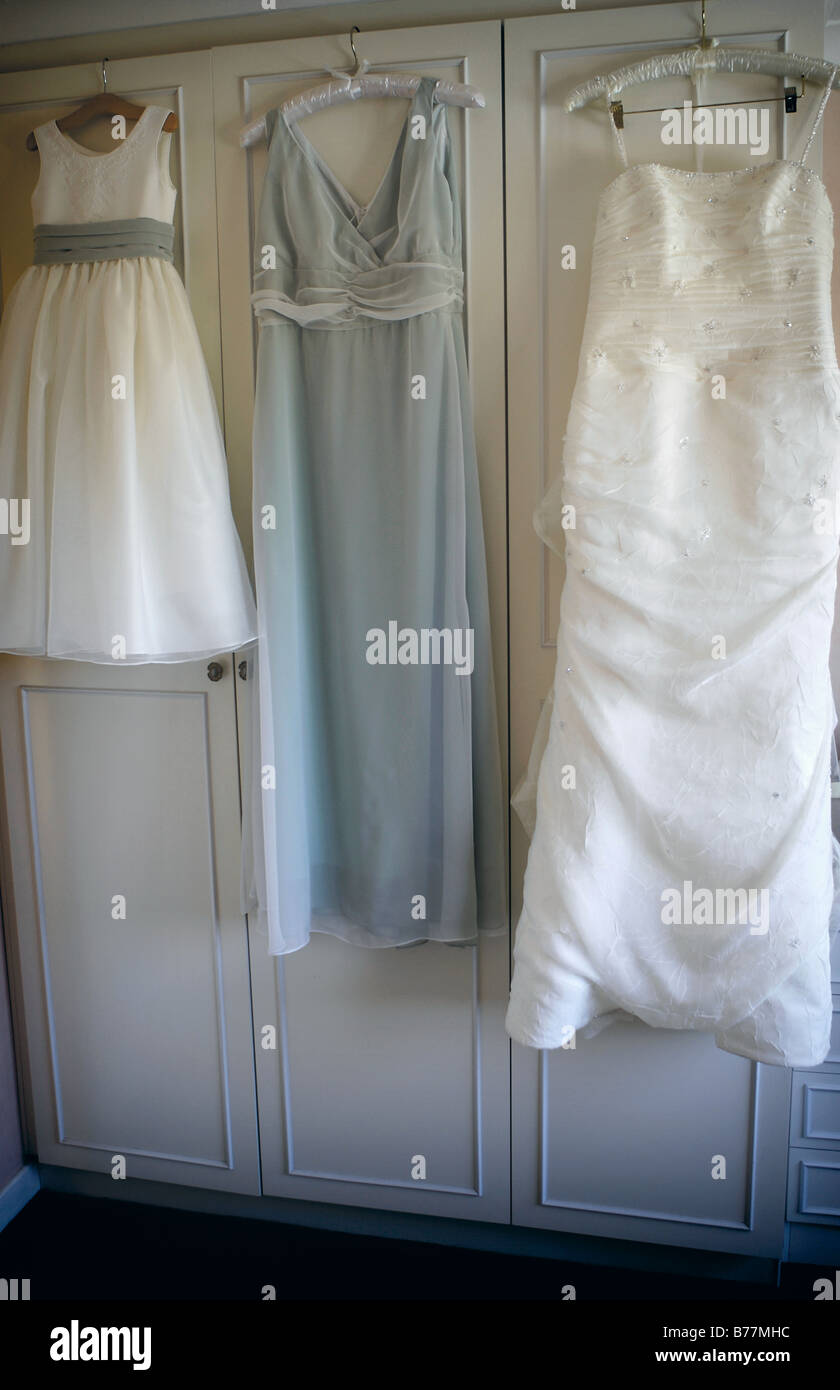 Braut und Brautjungfern Kleider Schrank hängen Stockfoto