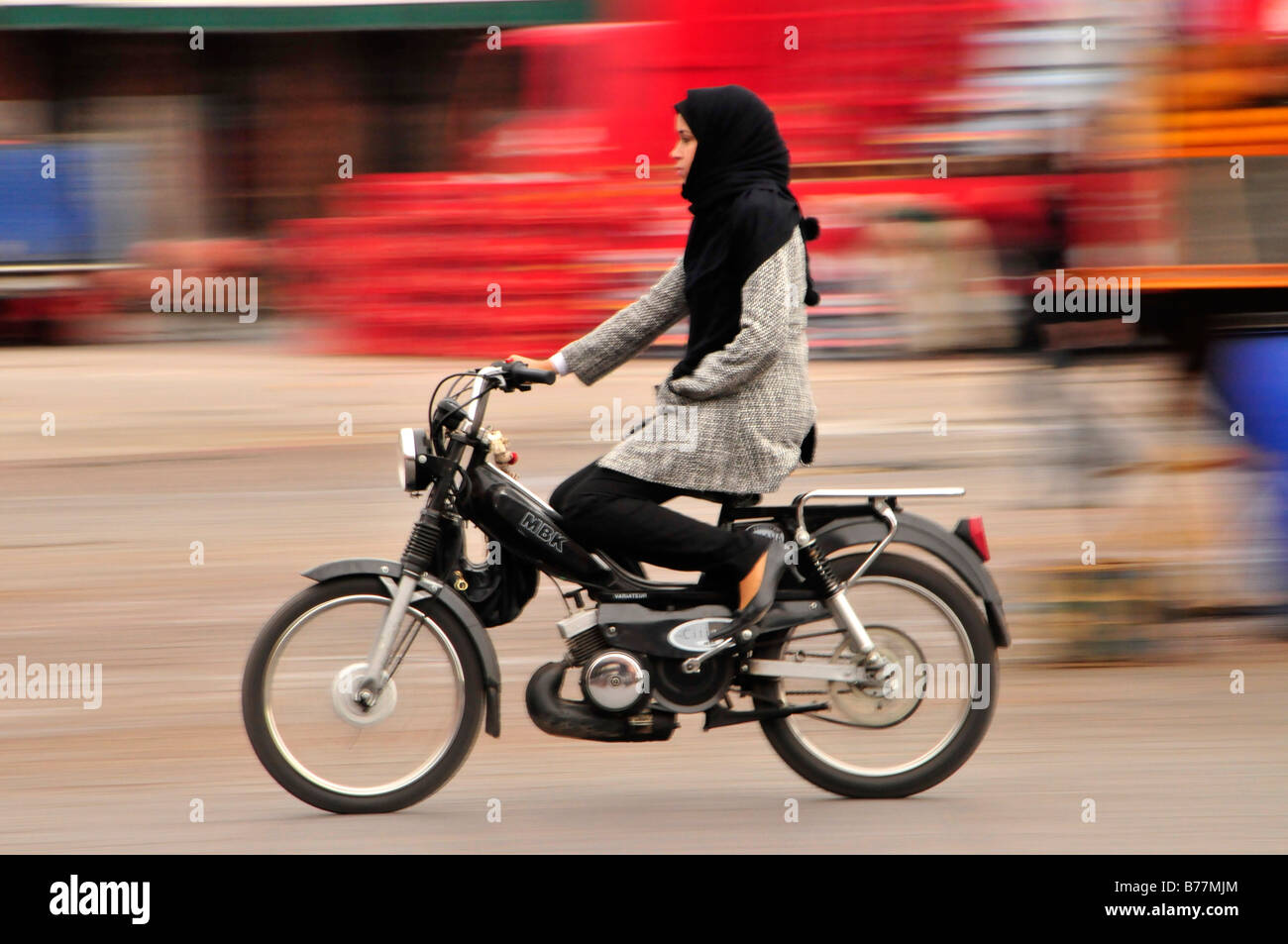 Verschleierte Frau auf einem Moped, Marrakesch, Marokko, Afrika Stockfoto