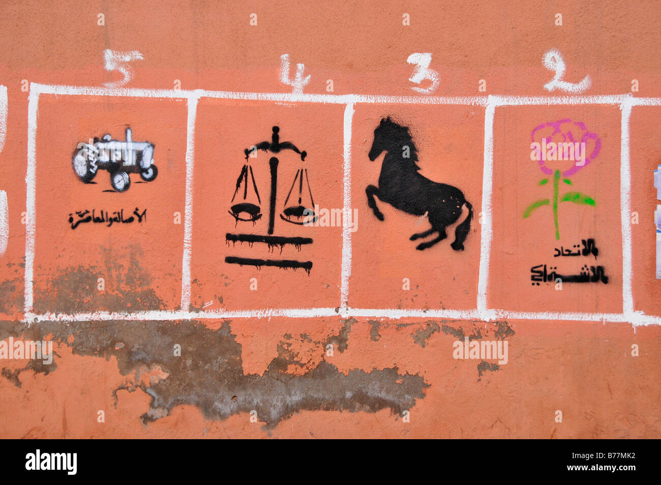 Marokkanische Abstimmung Werbung mit den Symbolen der verschiedenen Parteien auf eine Wand, Marrekech, Marokko, Afrika Stockfoto