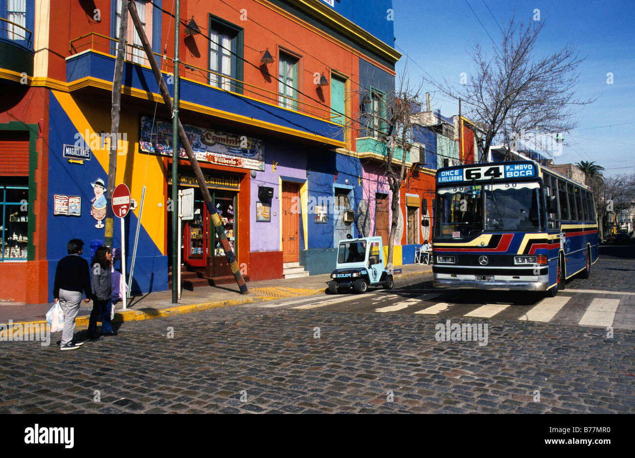 Bus vor einer bunten Hausfassade im Bereich Hafenviertel La Boca, Buenos Aires, Argentinien, Südamerika Stockfoto