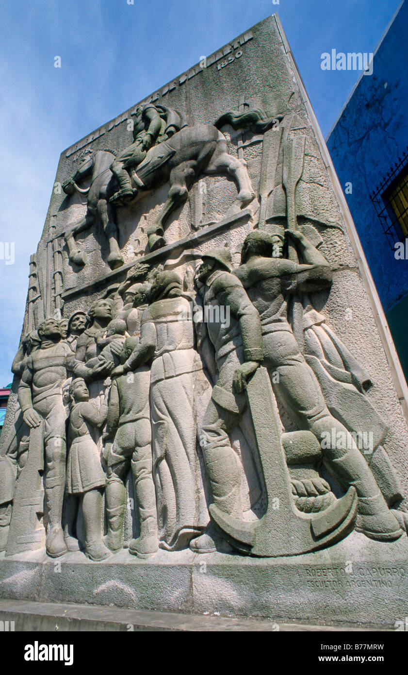 Denkmal für die europäischen Einwanderer in der touristischen Straße Caminito im Bereich Hafenviertel La Boca, Buenos Aires, Argentinien, Süd Stockfoto