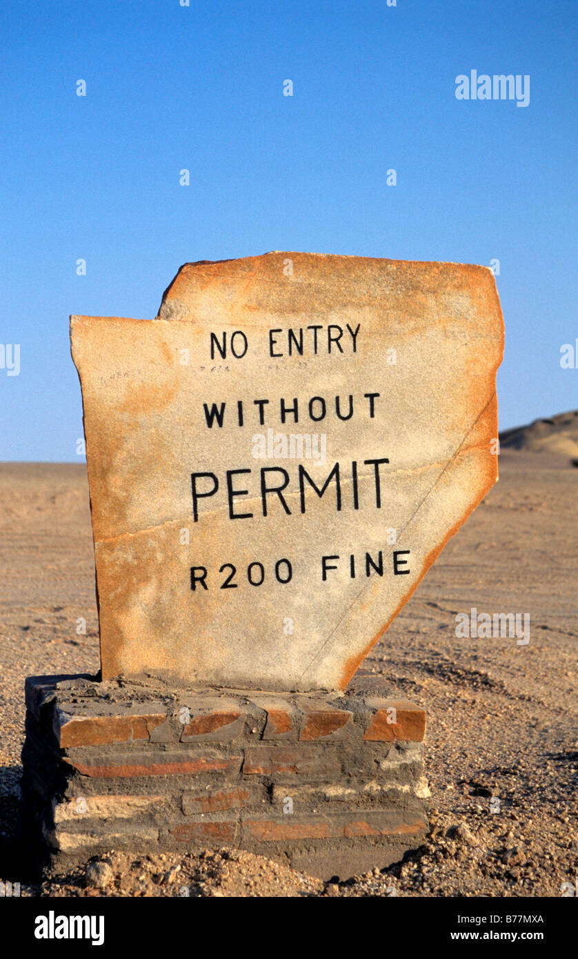 Zeichen, kein Eintrag ohne Genehmigung, Vogelfederberg, Namib-Naukluft-Nationalpark, Namibia, Afrika Stockfoto