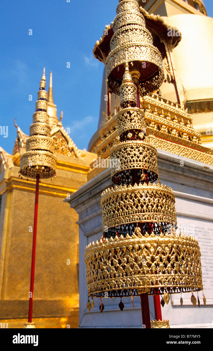 Vergoldeter Schmuck auf Chedi Phra Si Rattana in buddhistische Kloster Wat Phra Keo in Bangkok, Thailand, Asien Stockfoto