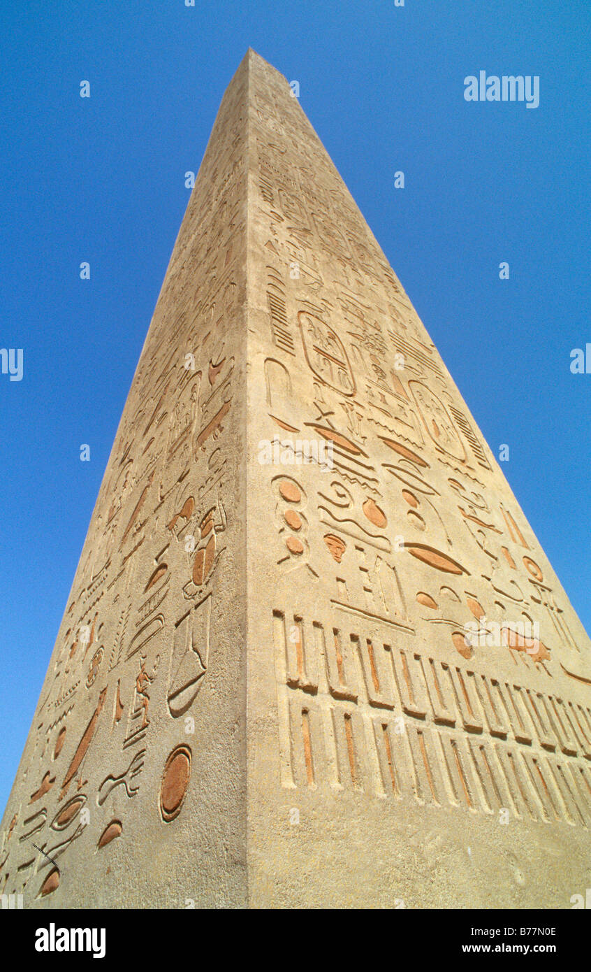 Ägyptischer Obelisk auf dem Themenpark Terra Mítica, Benidorm, Costa Blanca, Spanien, Europa Stockfoto