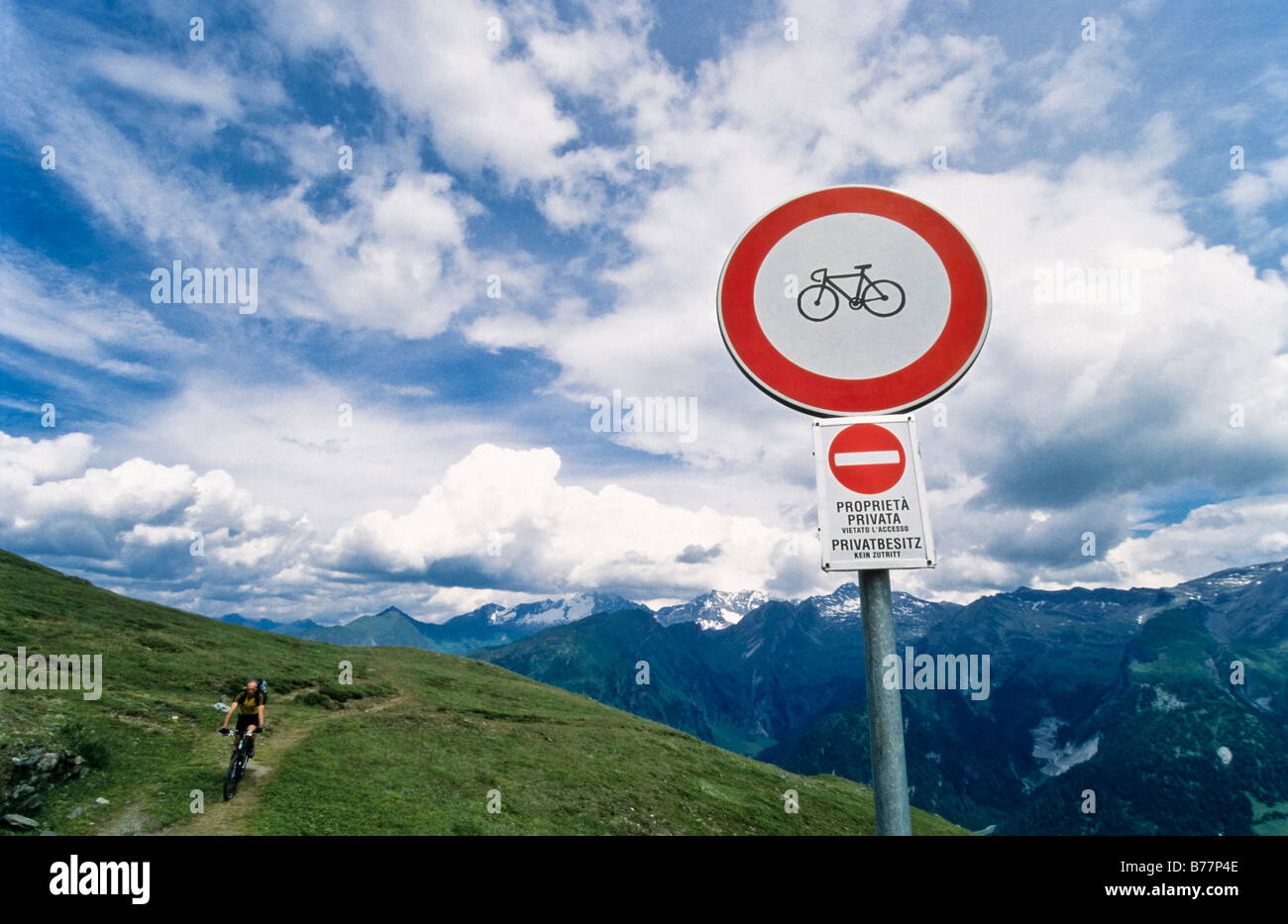 Fahrräder verboten, Radfahren verbotene Zeichen Brenner Grenzkamm Straße, Alpen, Tirol, Austria, Europe Stockfoto