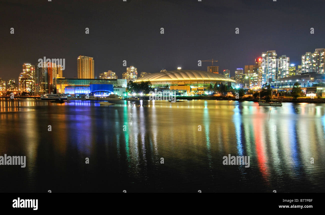 Skyline und BC Place Stadium am False Creek, bei Dämmerung, Vancouver, Britisch-Kolumbien, Kanada, Nordamerika Stockfoto