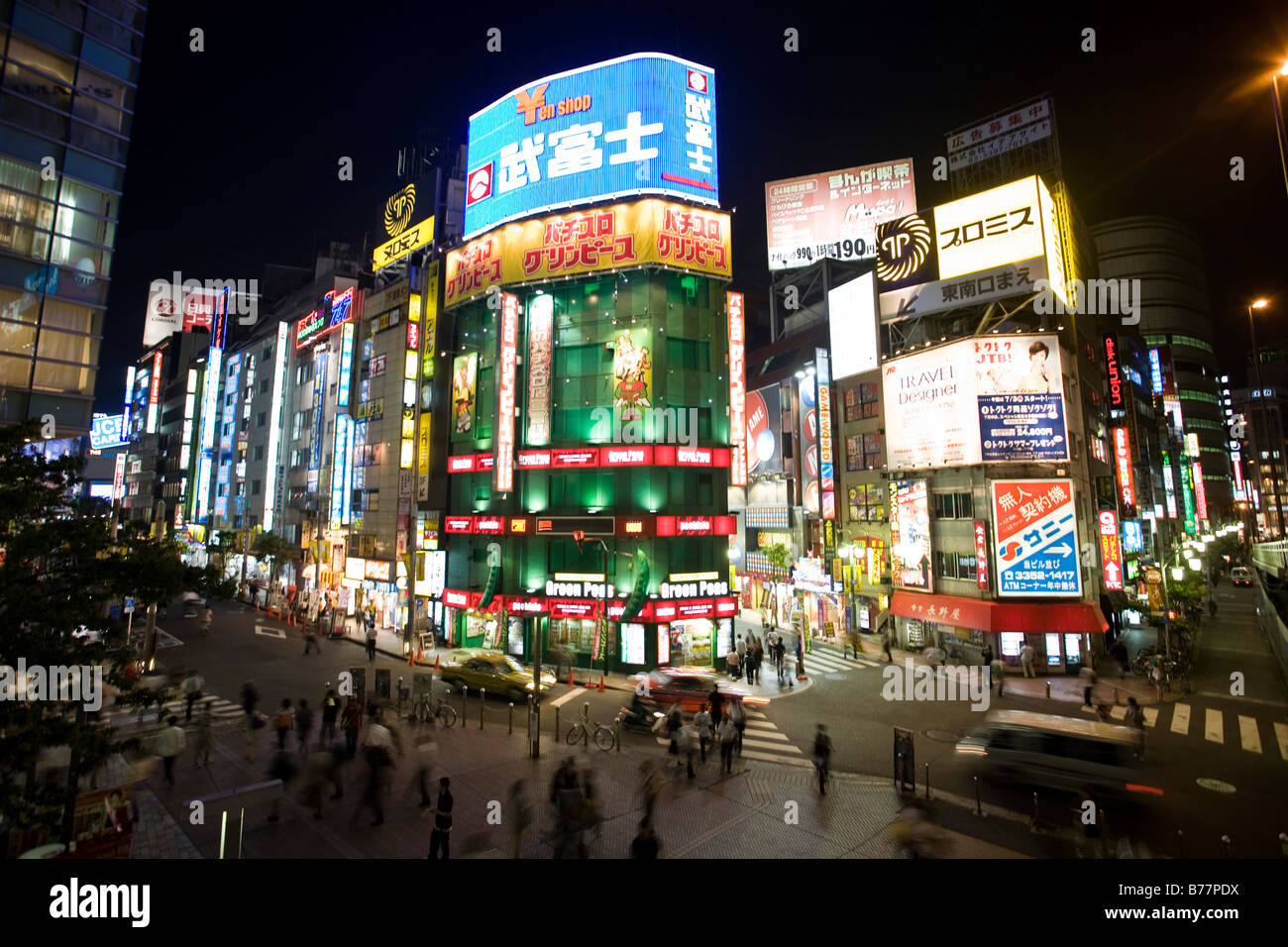 Gebäude mit Neon-Schilder bei Nacht, Tokio, Japan, Asien Stockfoto