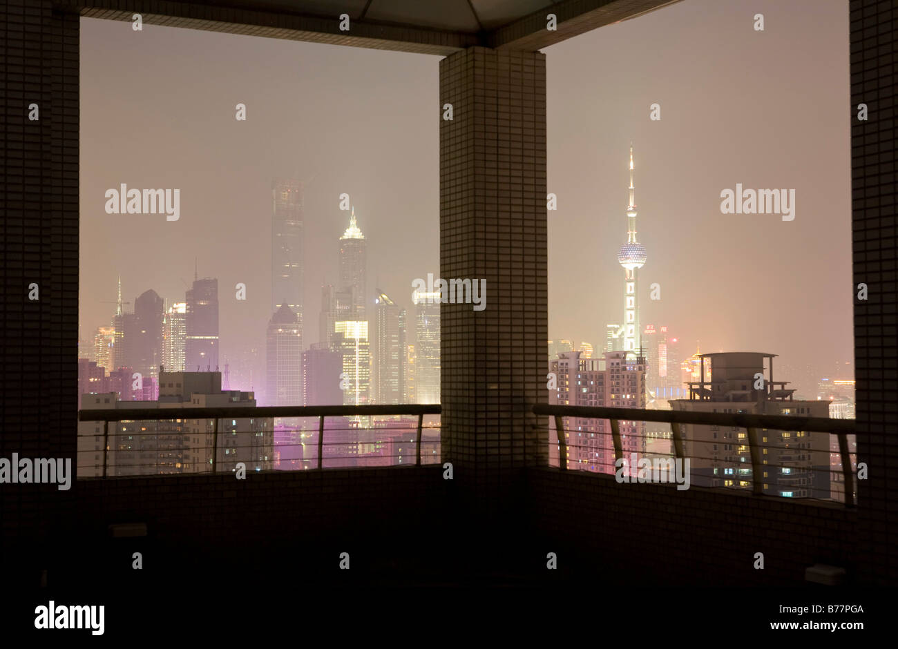 Blick auf die Skyline von Pudong von einer Dachterrasse, Nachtaufnahme, Shanghai, China, Asien Stockfoto