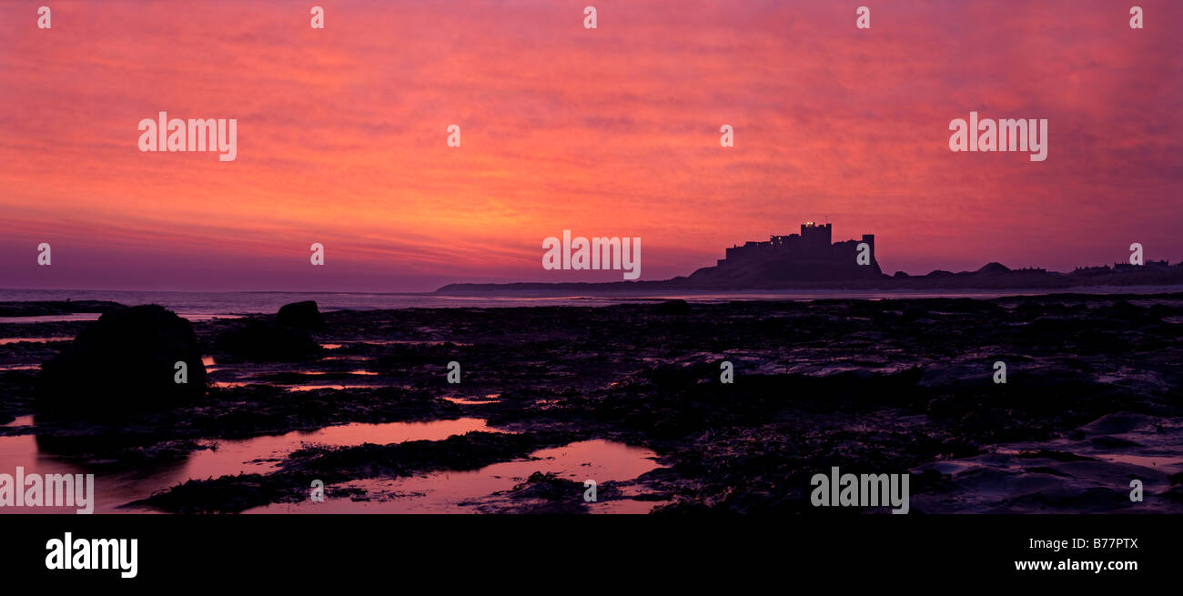 Bamburgh Castle in der Morgendämmerung Stockfoto