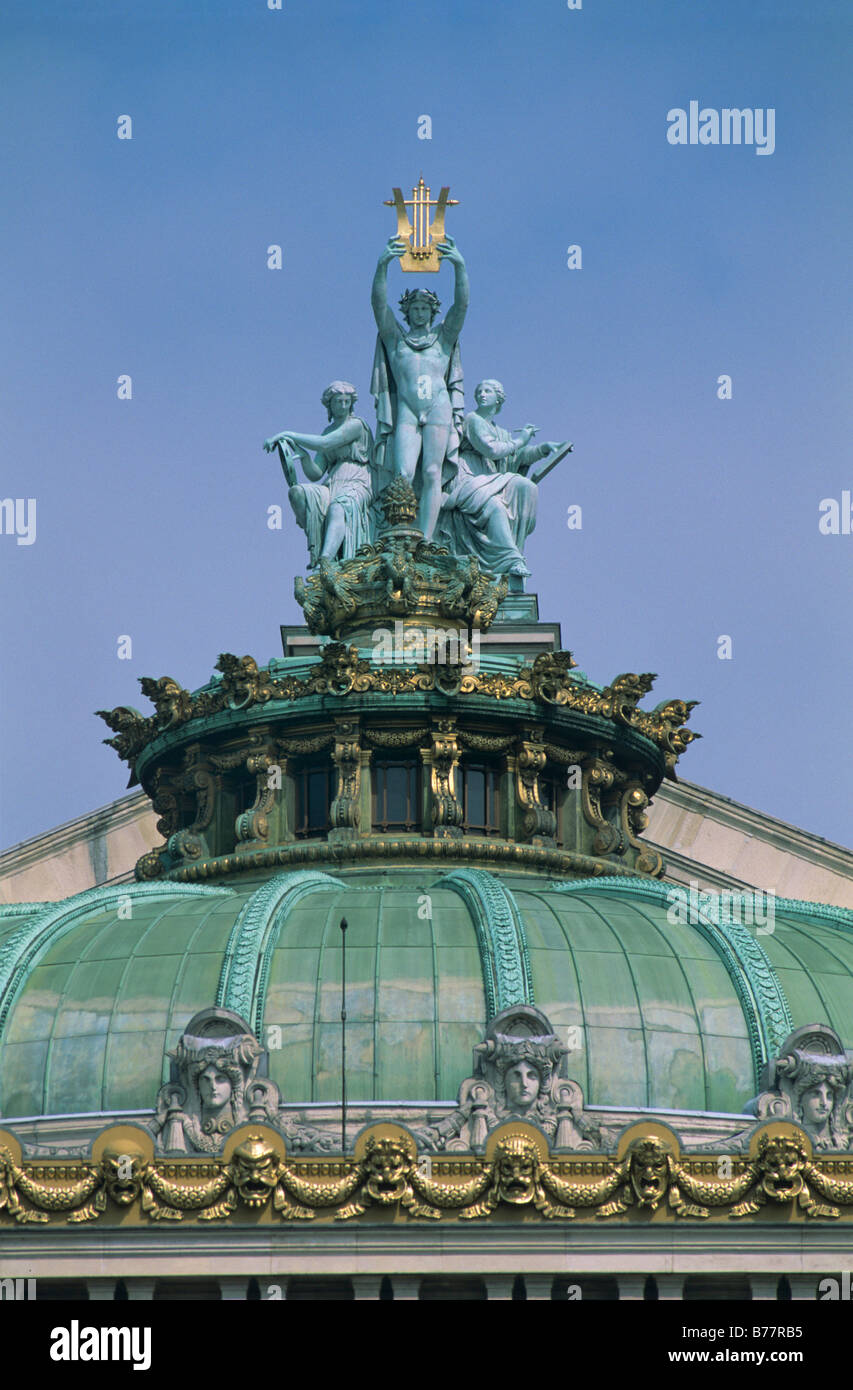 Appolo Statue mit Musik, links, und Poesie, rechts auf dem Dach des Opéra Garnier, Paris, Frankreich, Europa Stockfoto