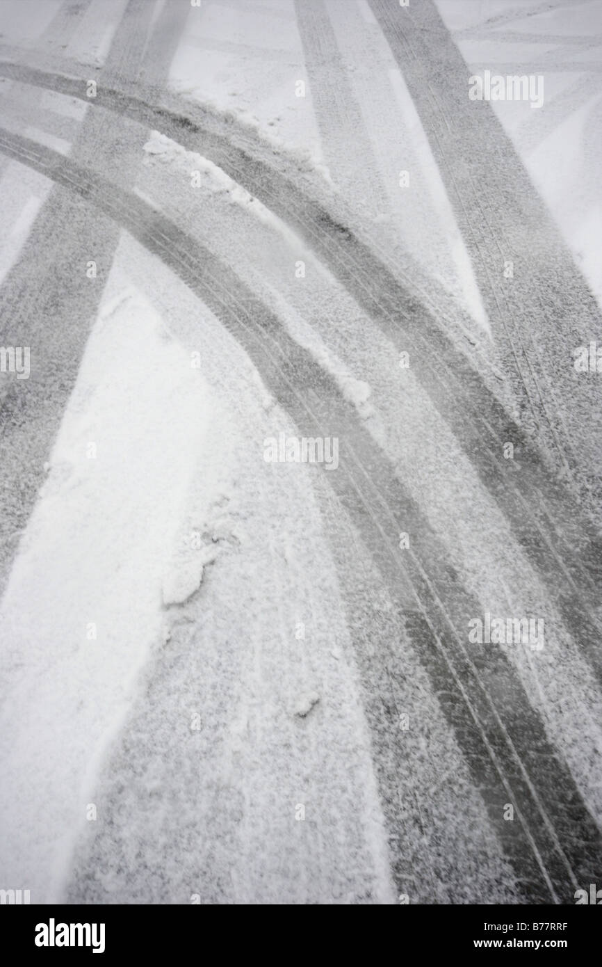 Reifenspuren auf einer Straße voller Schnee (Turin, Italien) Stockfoto