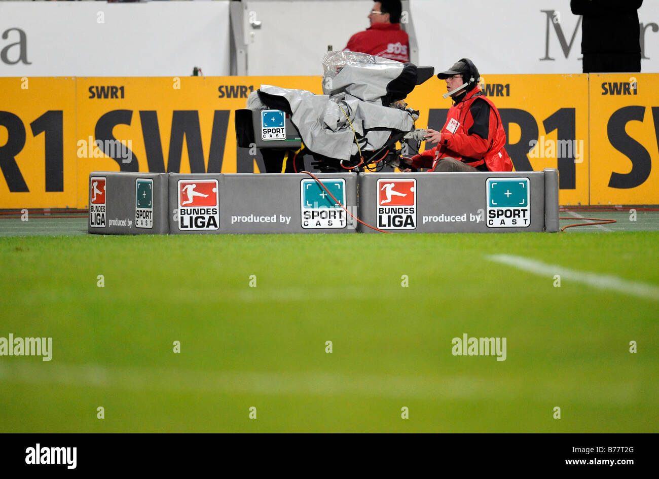 TV-Kamera bei der Übertragung der Bundesliga, Bundesliga Fussball mit  BUNDESLIGA und SPORTCAST-logos Stockfotografie - Alamy
