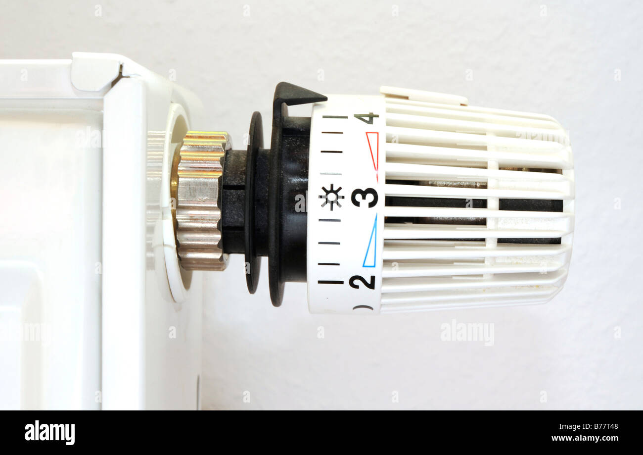 Einstellbare Thermostatventil an einem Heizkörper, symbolisch für Energiekosten Stockfoto