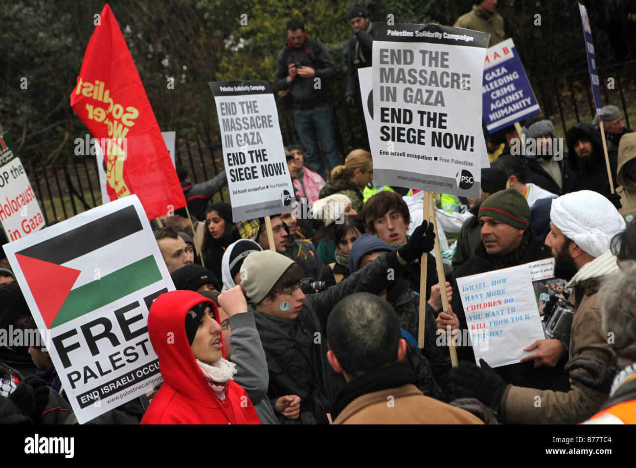 Demonstranten protestieren gegen die israelische Invasion des Gazastreifens Stockfoto