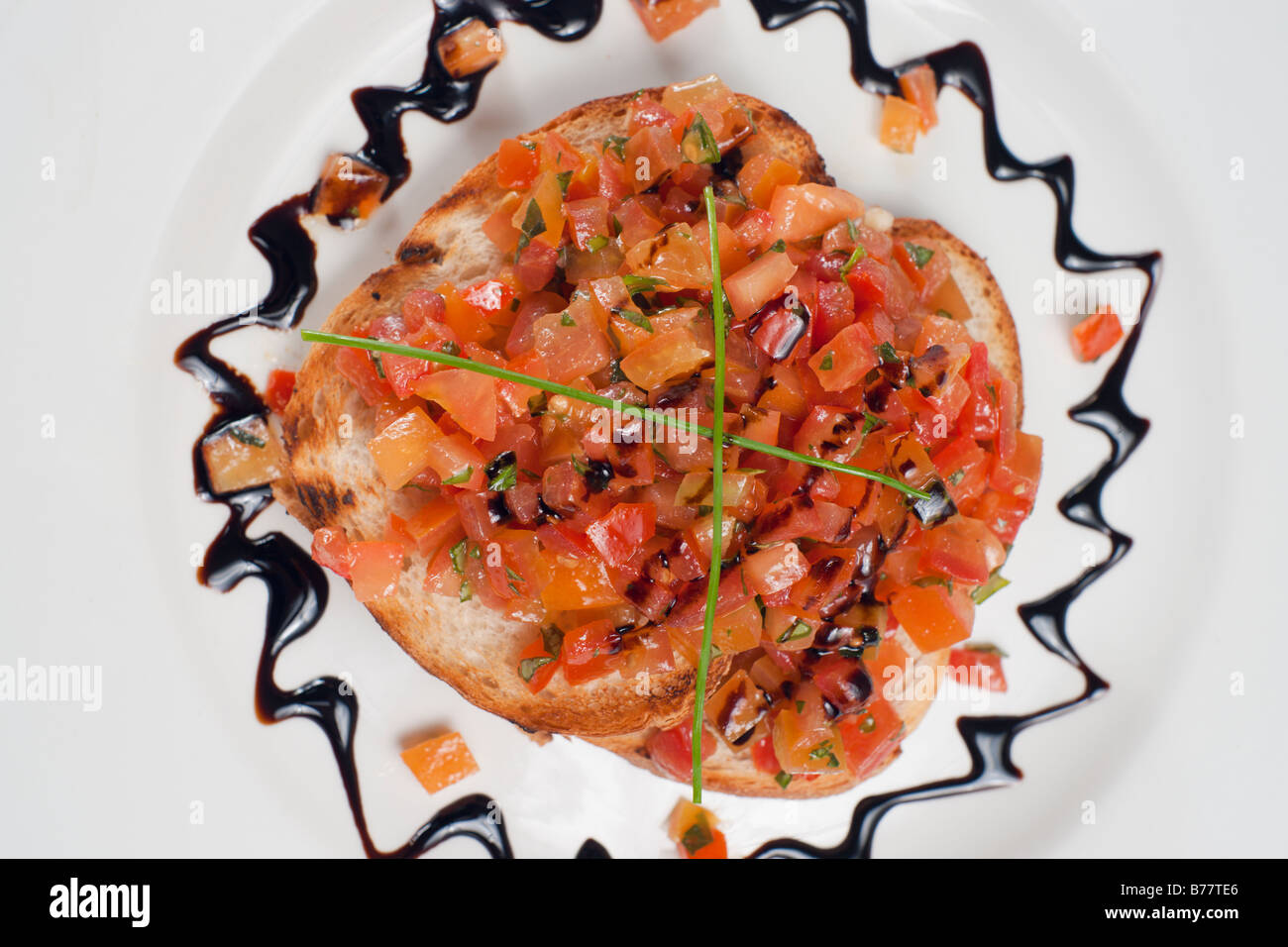 Italienische Bruschetta mit Tomaten-Stücke. Blick nach unten. Stockfoto