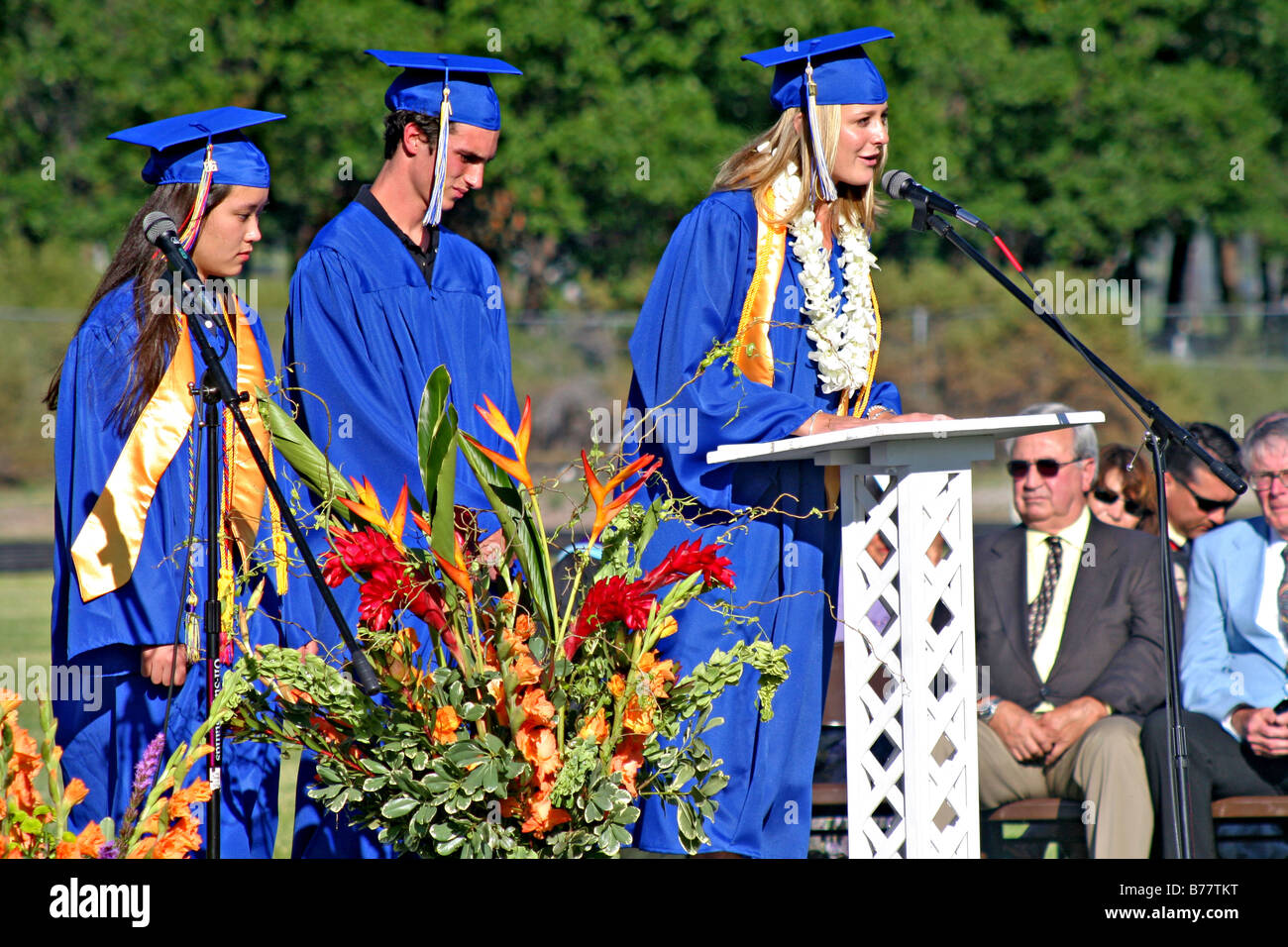 Schüler bei Outdoor-High School-Abschluss Mt. Shasta California zu Ehren Stockfoto