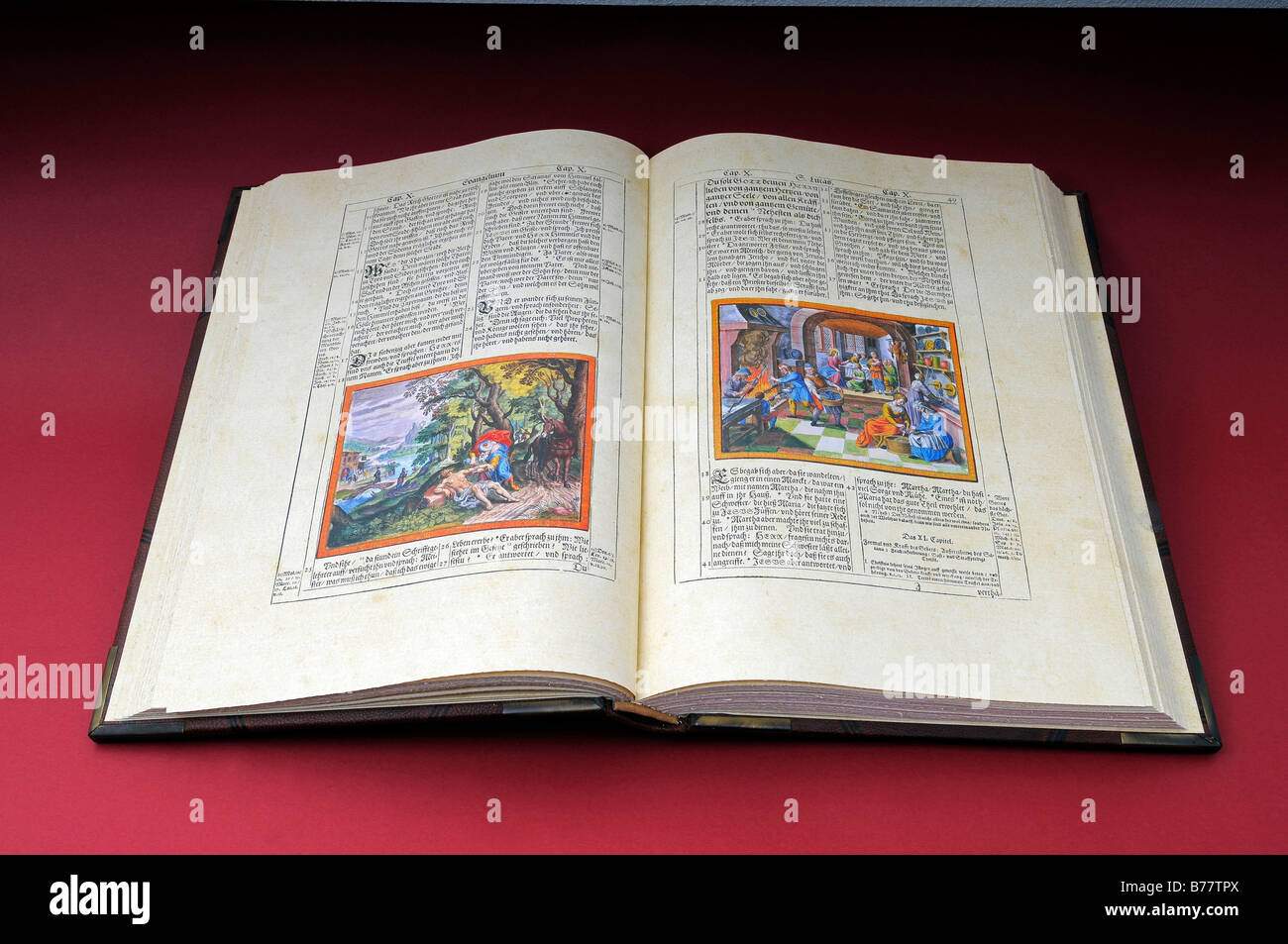 Alte Bibel, gebunden in Leder, auszusehen wie die Gutenberg-Bibel Stockfoto