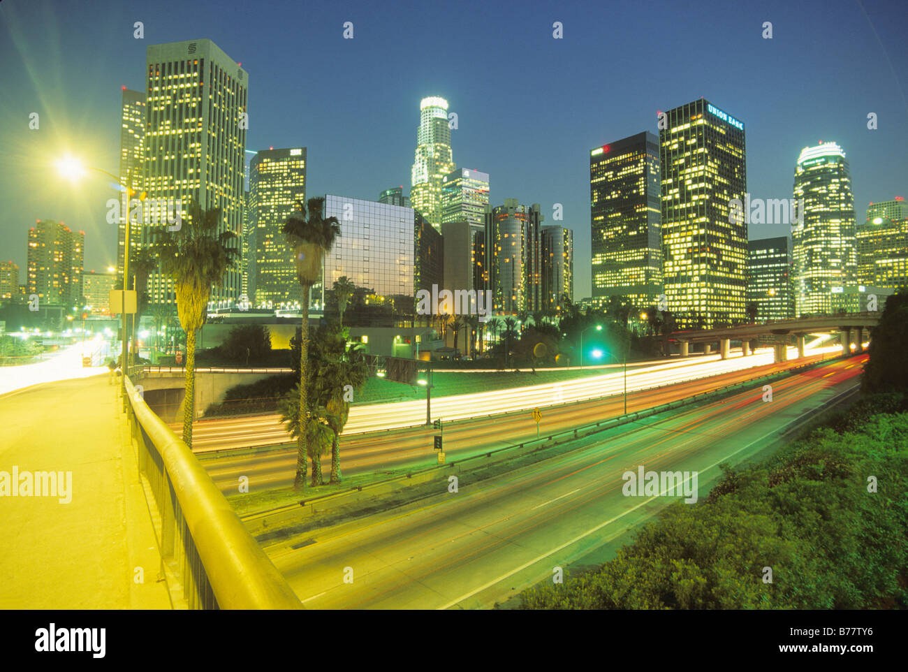 Gestreift Lichter der fließenden Verkehr auf I 110 Downtown Los Angeles Kalifornien Stockfoto
