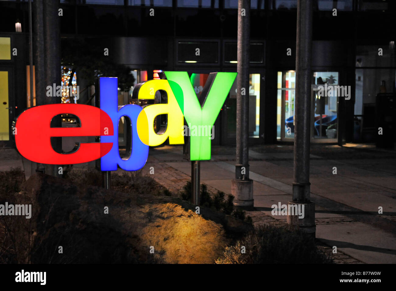 Ebay-Logo beleuchtet, nachts am Haupteingang der Deutschlandzentrale in Kleinmachnow bei Berlin, Deutschland, Europa Stockfoto