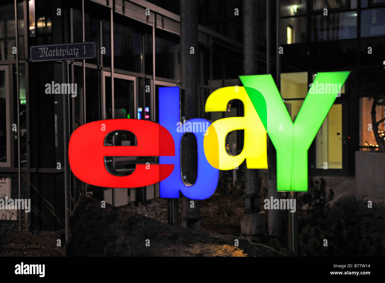 Ebay-Logo beleuchtet, nachts am Haupteingang der Deutschlandzentrale in Kleinmachnow bei Berlin, Deutschland, Europa Stockfoto