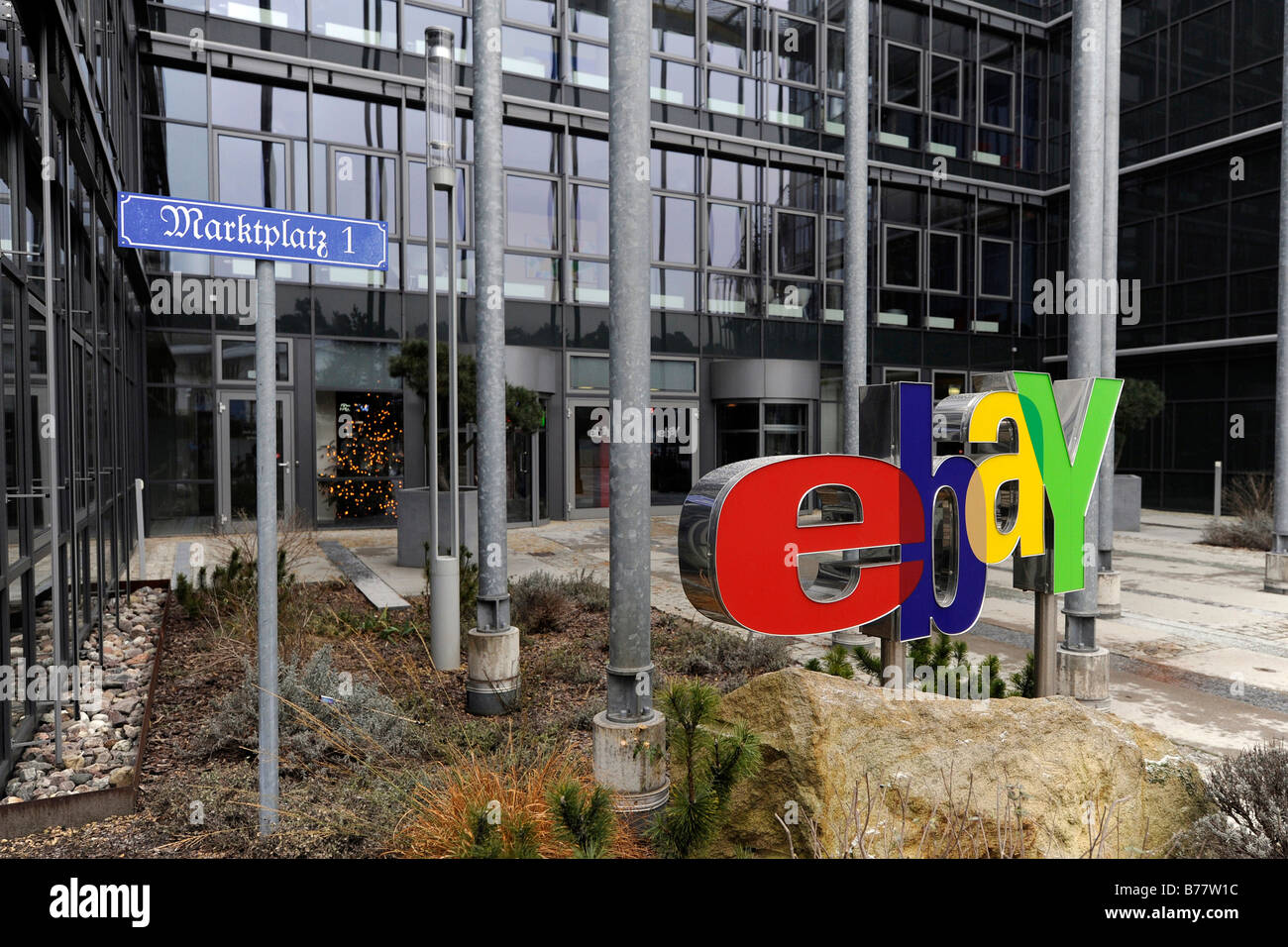 EBay-Logo am Haupteingang der Deutschlandzentrale in Kleinmachnow bei Berlin, Deutschland, Europa Stockfoto