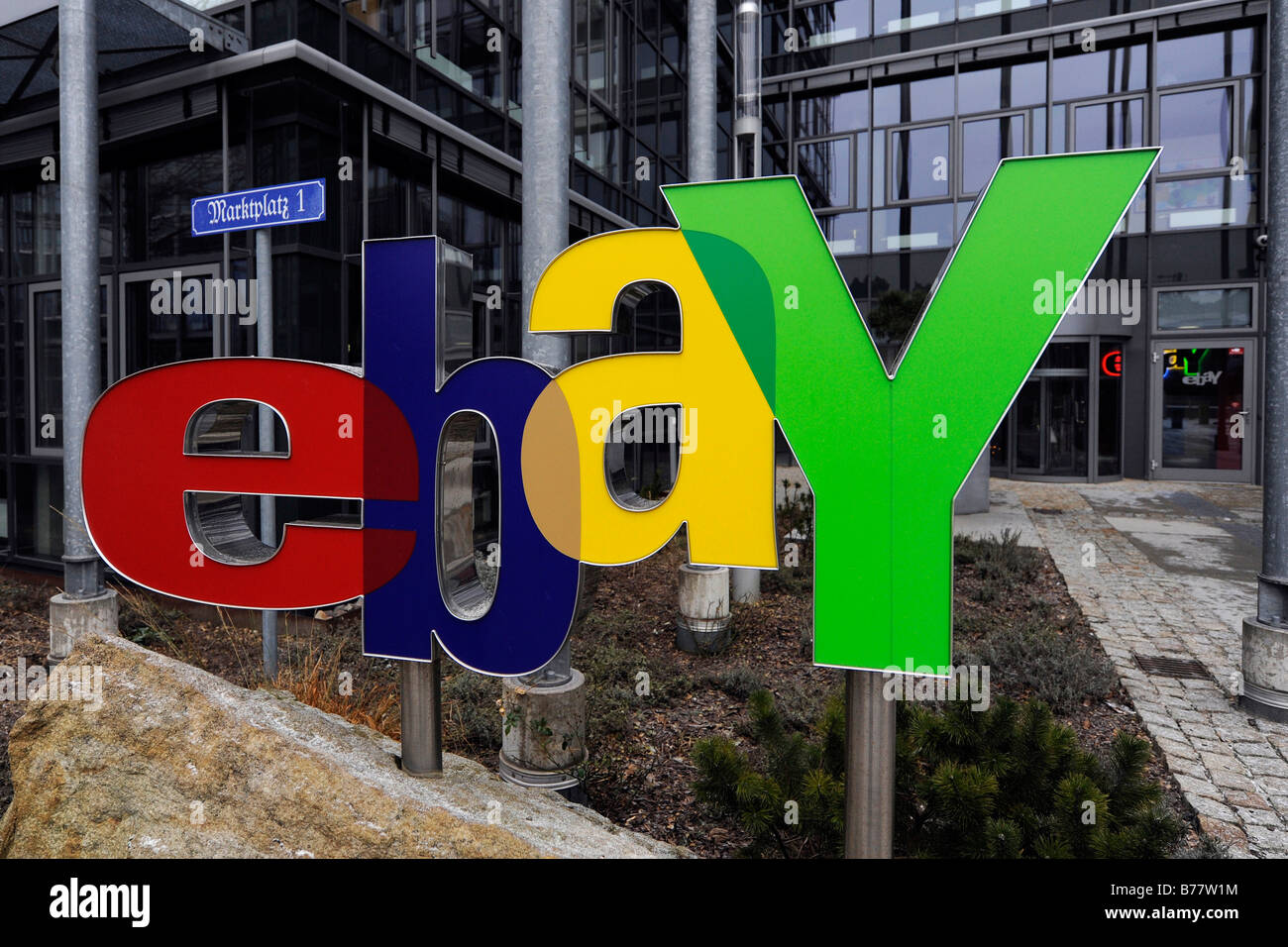 EBay-Logo am Haupteingang der Deutschlandzentrale in Kleinmachnow bei Berlin, Deutschland, Europa Stockfoto