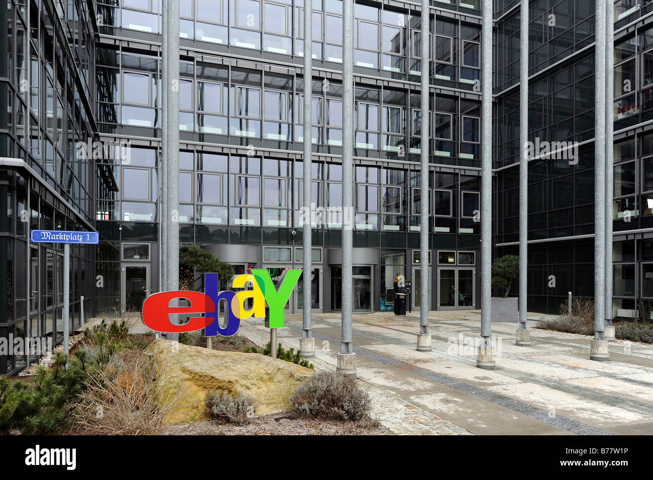 EBay-Logo am Haupteingang der Deutschlandzentrale in Kleinmachnow bei Berlin, Deutschland, Europa Stockfoto