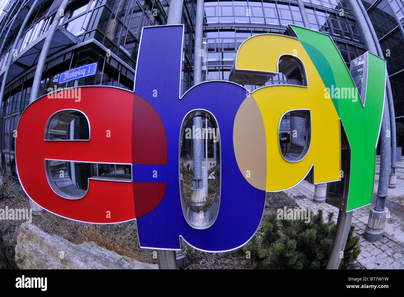 EBay-Logo am Haupteingang der Deutschlandzentrale in Kleinmachnow bei Berlin, Deutschland, Europa Stockfoto