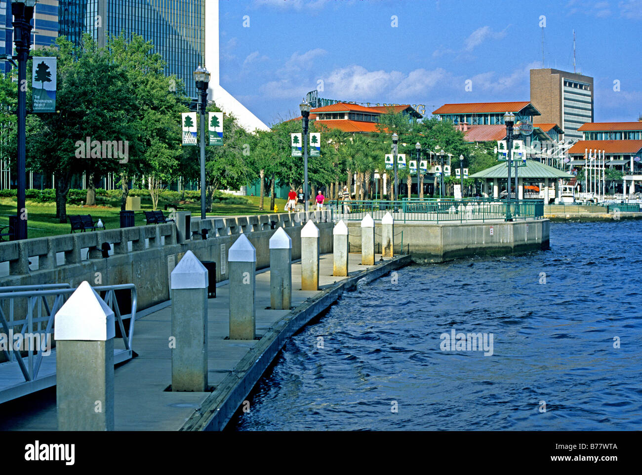 Passanten Riverwalk St. Johns River Jacksonville Florida Stockfoto