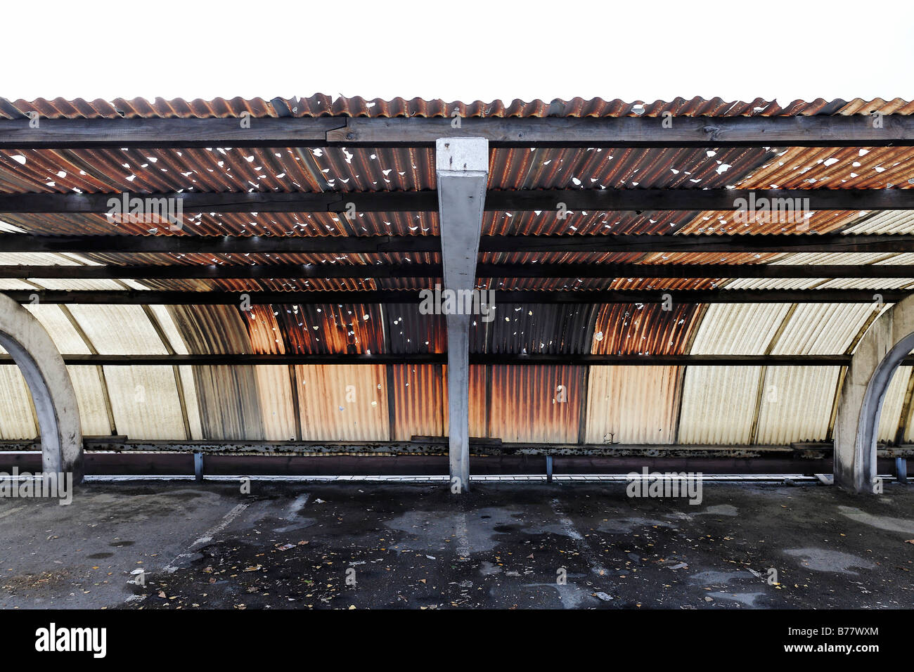 Welldach Kunststoff, Löcher, die durch Hagel, braune Färbung verursacht durch Fabrik verursacht Rauch, Fabrik, Parkplatz in der in Stockfoto
