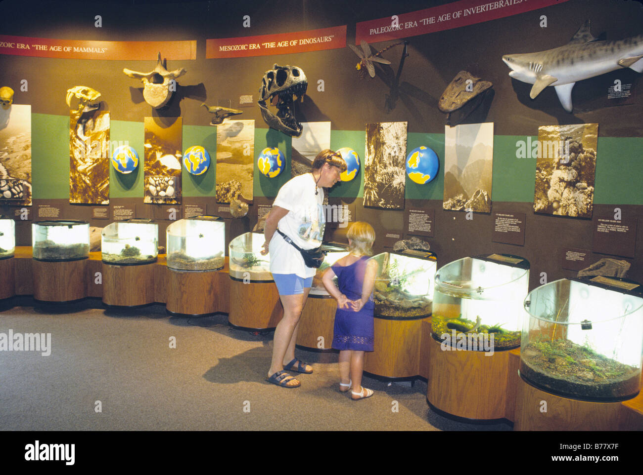 Menschen schauen Sie sich Exponate Virginia Living Museum Newport News, Virginia Stockfoto