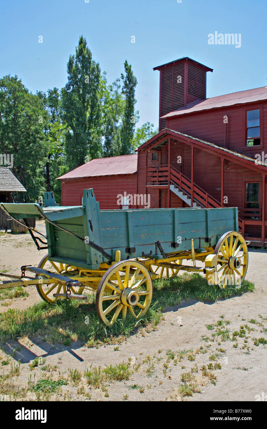 Alte Wagen parkten in der Nähe der Feuerwache in der Altstadt Columbia State Historic Park Mother Lode Goldrausch in Kalifornien Stockfoto