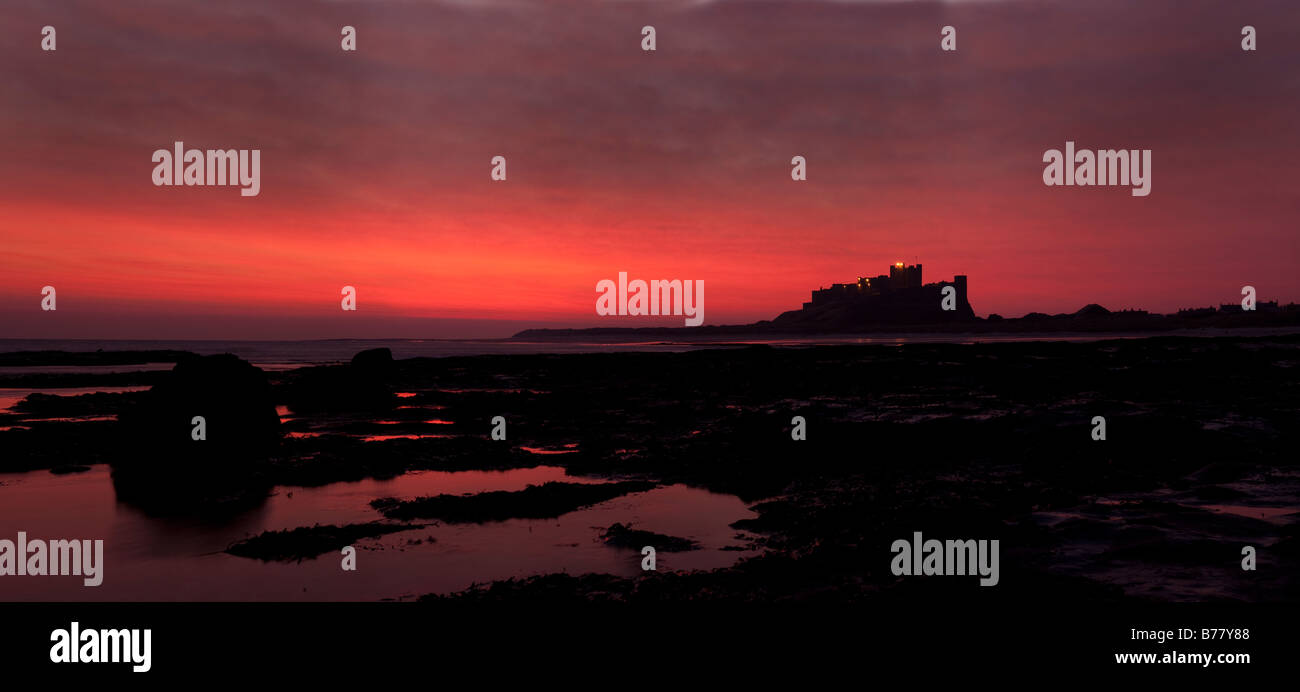 Bamburgh Castle in der Morgendämmerung Stockfoto
