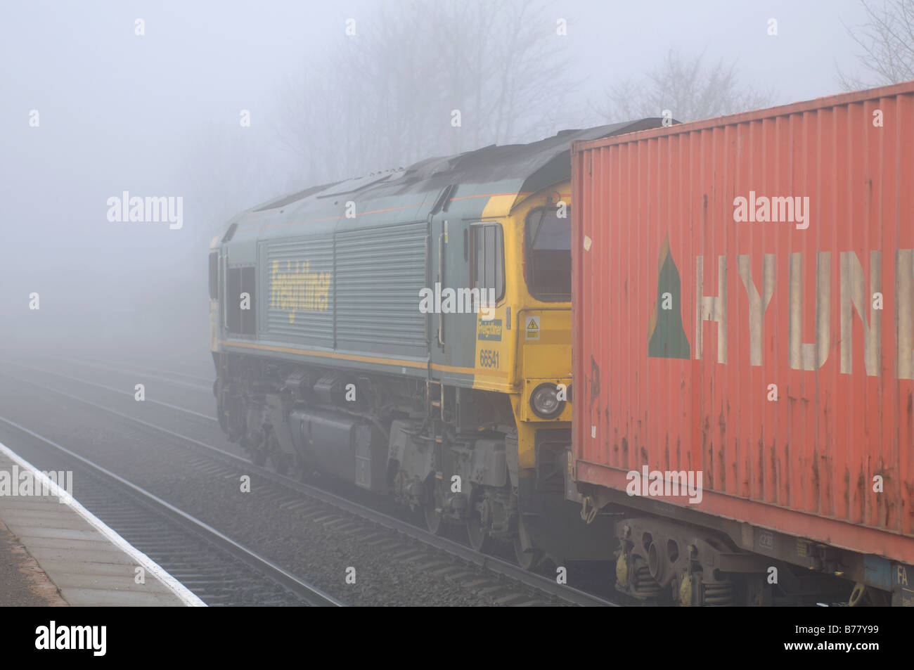 Freightliner Zug im Winternebel, UK Stockfoto