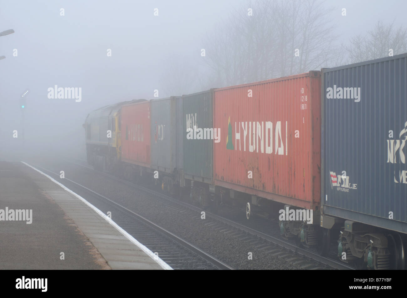Freightliner Zug im Nebel, UK Stockfoto