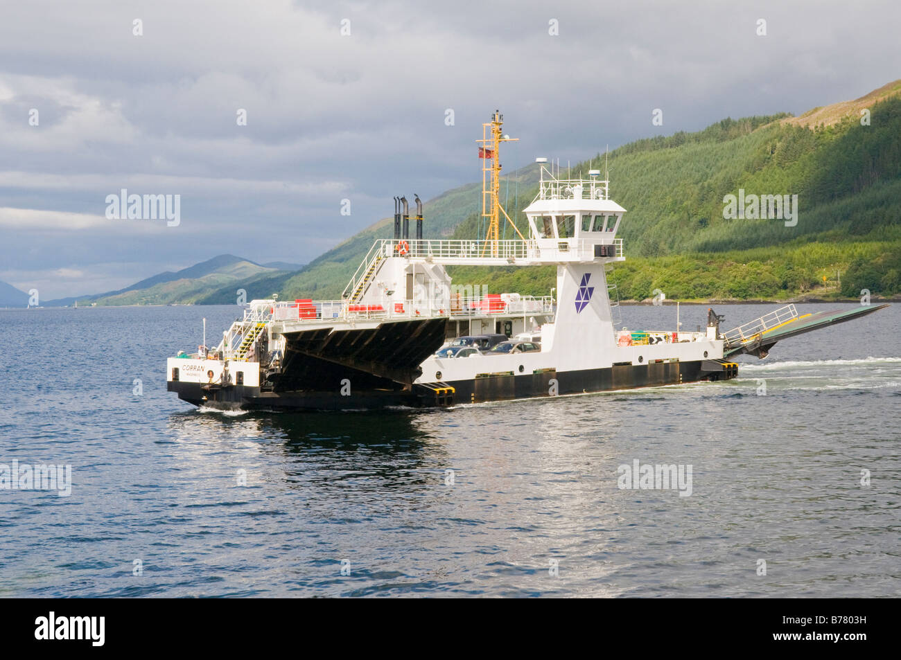 Die Caledonian MacBrayne "CalMac" Corran Fähre in der Nähe von Fort William, Schottland. Stockfoto