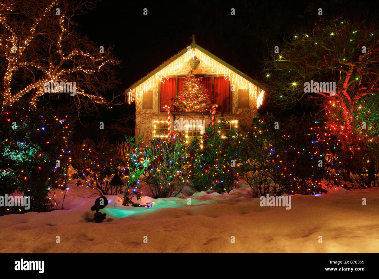 Lebkuchen-Haus in den Butchart Gardens mit Weihnachtsbeleuchtung in der Nacht Victoria British Columbia Kanada Stockfoto