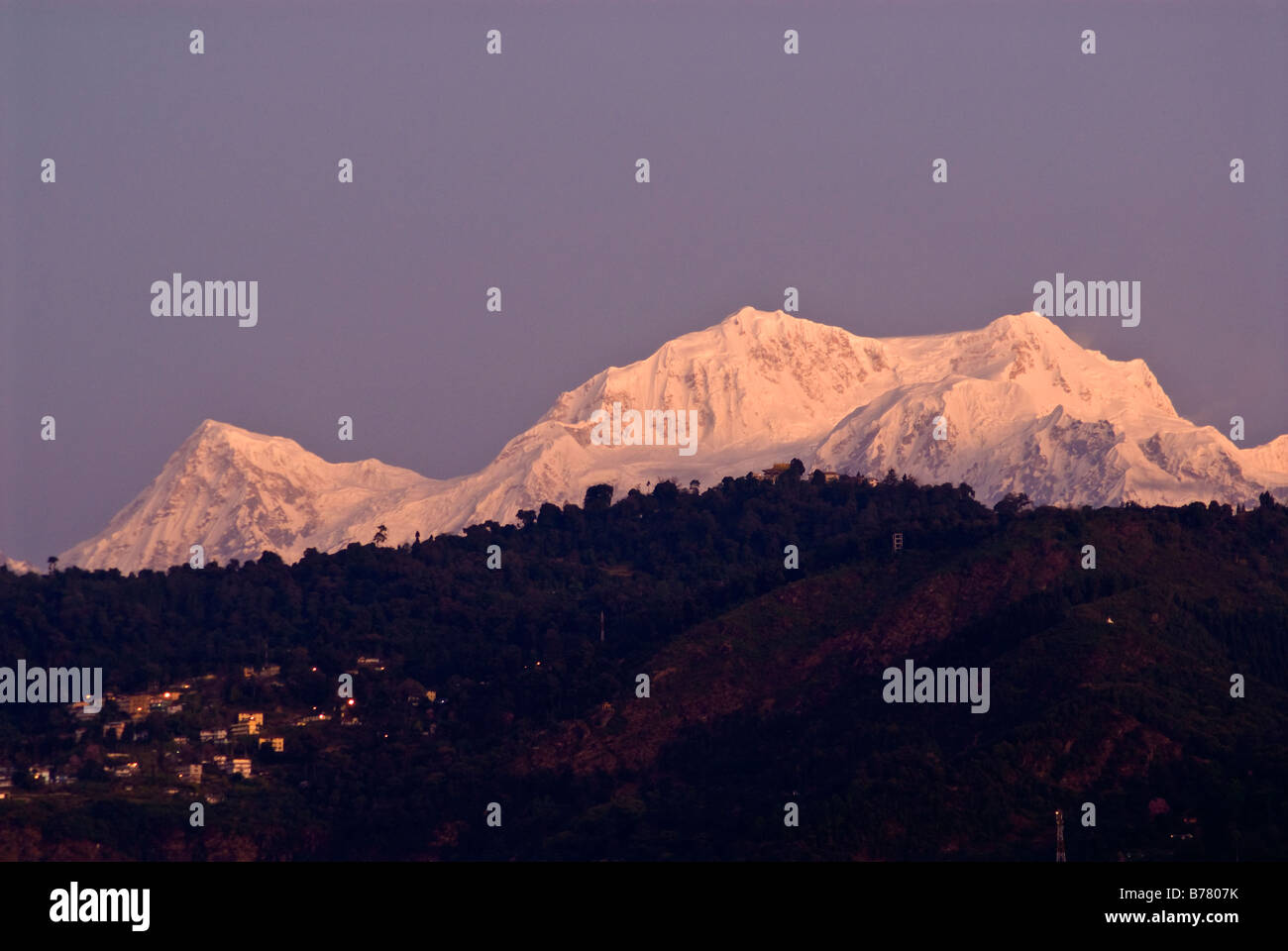 Gipfel des Kangchendzönga-Gebirges, Sikkim, im Morgengrauen, mit Geyzing Stadt im Vordergrund links Stockfoto