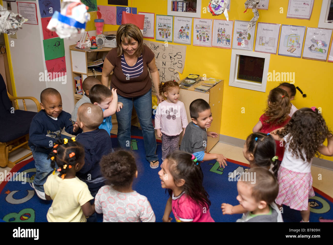 Kinder im Vorschulalter tanzen im Klassenzimmer Stockfoto